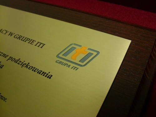 dyplom, dyplomy nr 125 Dyplom grawerowany w mosidzu szczotkowanym na podkadzie jesionowym 30 x 22,5 cm logo firmy napuszczone kolorami firmowymi