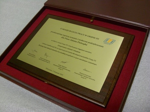 dyplom, dyplomy nr 126 Dyplom grawerowany w mosidzu szczotkowanym na podkadzie jesionowym 30 x 22,5 cm logo firmy napuszczone kolorami firmowymi