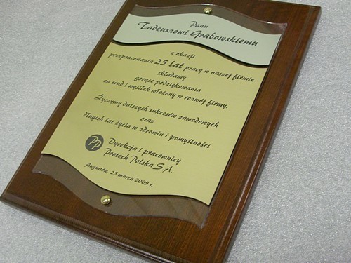 dyplom, dyplomy nr 137 Dyplom grawerowany w laminacie metalizowanym z podkadem z plexi na desce jesionowej 30 x 22,5 cm