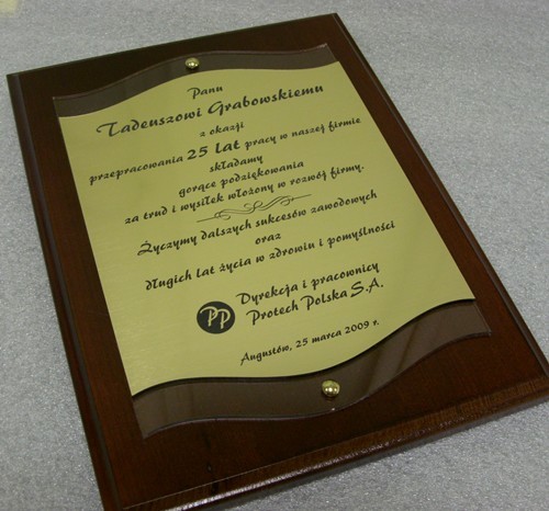 dyplom, dyplomy nr 140 Dyplom grawerowany w laminacie metalizowanym z podkadem z plexi na desce jesionowej 30 x 22,5 cm