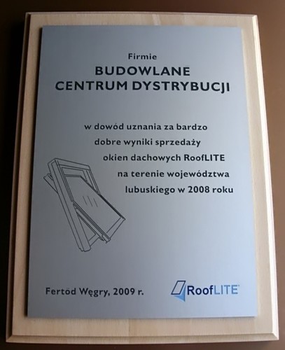 dyplom, dyplomy nr 142 Dyplom grawerowany w aluminium anodowanym srebrmy mat  na podkadzie jasnym bukowym 30 x 22,5 cm