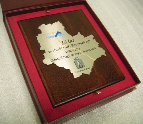 dyplom, dyplomy nr 150 Pamitka grawerowana w mosidzu szlifowanym w kolorze srebrnym na desce dbowej w etui