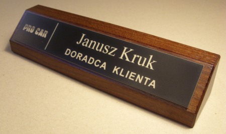 identyfikatory nr 12 Biurowy klocek wizytowy  ( drewno jesionowe ) -  tabliczka z laminatu metalizowanego grawerowana