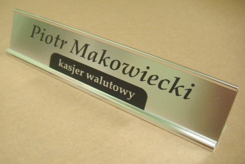 identyfikatory nr 17 Podstawka aluminiowa srebrna na biurko z tabliczką grawewrowaną z laminatu grawerskiego