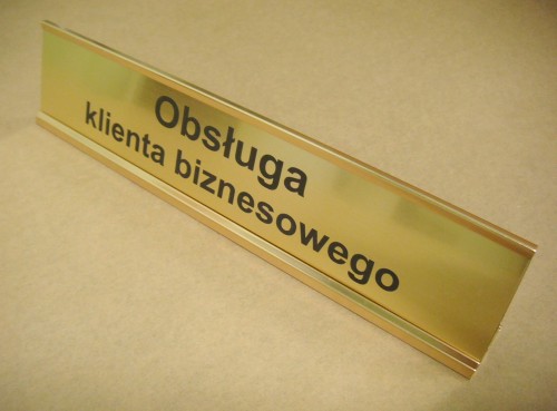 identyfikatory nr 19 Podstawka aluminiowa zota na biurko z tabliczk grawewrowan z laminatu grawerskiego