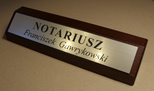 identyfikatory nr 5 Biurowy klocek wizytowy  ( drewno jesionowe ) -  tabliczka z laminatu metalizowanego grawerowana