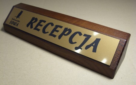 identyfikatory nr 6 Biurowy klocek wizytowy - tabliczka z laminatu metalizowanego grawerowana