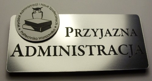 identyfikatory nr 28 Identyfikator grawerowany  z laminatu metalizowanego - logo jako nakadka z biaego laminatu