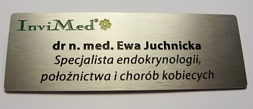 identyfikatory nr 29 Identyfikator grawerowany materia aluminium anodowane o strukturze stali nierdzewnej szczotkowanej - grawerunek wypeniony kolorami firmowymi