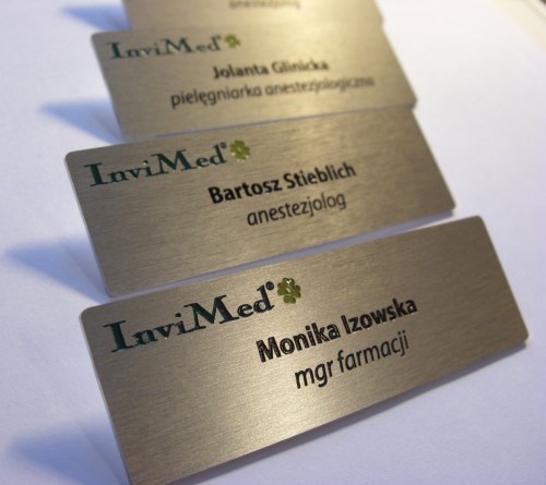 identyfikatory nr 31 Identyfikator grawerowany materia aluminium anodowane o strukturze stali nierdzewnej szczotkowanej - grawerunek wypeniony kolorami firmowymi