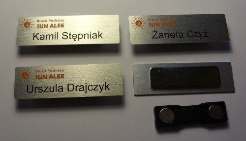 identyfikatory nr 35 Identyfikatory grawerowane - aluminium o strukturze stali nierdzewnej grawerunek wypeniony kolorami firmowymi