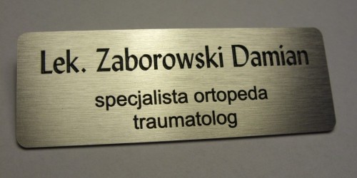 identyfikatory nr 69 Identyfikator grawerowany z aluminium anodowanego o strukturze stali nierdzewnej szczotkowanej - grawerunek wypeniony kolorem czarnym