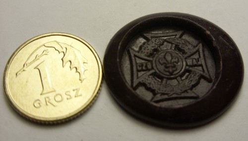 Pieczęć lakowa nr 228 Odcik z pieczęci lakowej porównanie wielkości do 1 grosza