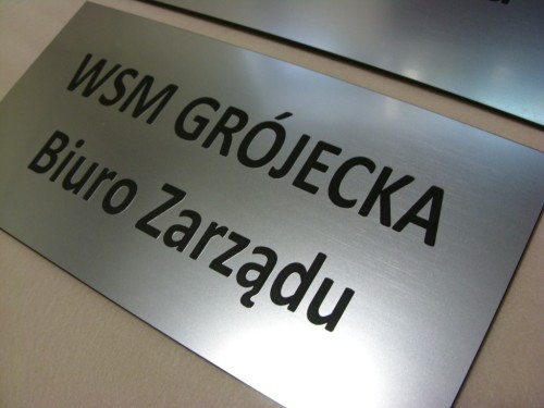 Tabliczka na drzwi grawerowana nr 42 Tabliczka grawerowana z laminatu metalizowanego - srebrny szlifowany