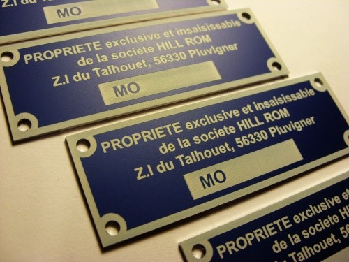 tabliczki znamionowe, pulpity nr 37 Tabliczki grawrowane aluminium anodowane w kolorze niebieskim ( grawerowanie laserowe )